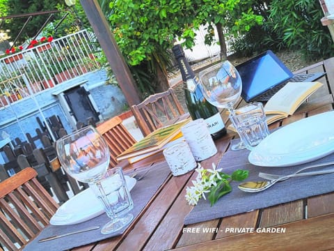 Apt with garden just a few mn from sea WIFI free Apartment in Sanremo