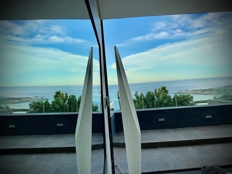 Lovely  1 -  Bedroom Apartment  Free Parking Apartment in Camps Bay