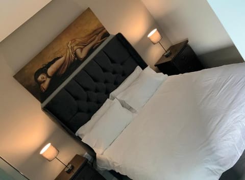 Lovely  1 -  Bedroom Apartment  Free Parking Apartment in Camps Bay