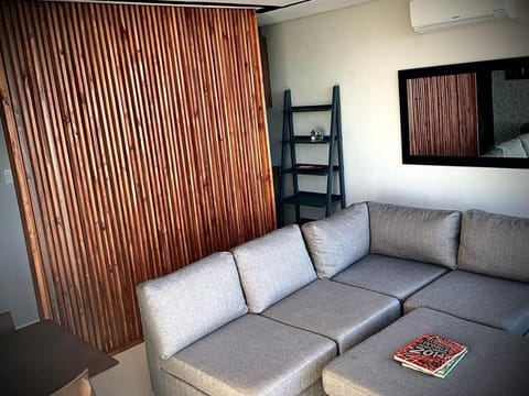 Lovely  1 -  Bedroom Apartment  Free Parking Apartment in Camps Bay