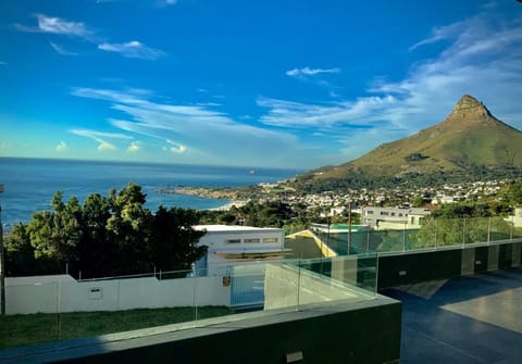Lovely  1 -  Bedroom Apartment  Free Parking Apartment in Camps Bay