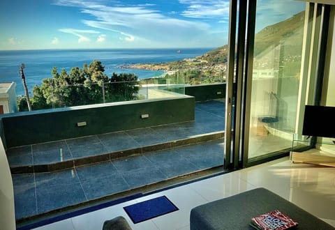 Lovely  1 -  Bedroom Apartment  Free Parking Apartment in Camps Bay