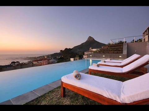 Camps Bay studio apartment - luxurious with stunning sea view Apartment in Camps Bay