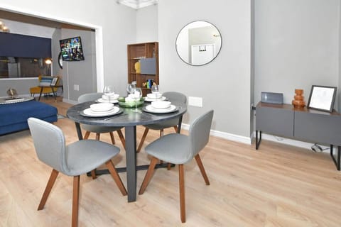 Stunning 3 Bed with Ultra Modern Kitchen, BOOK NOW Vacation rental in Crewe