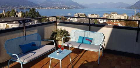 Terrace Lake View Apartment in Stresa