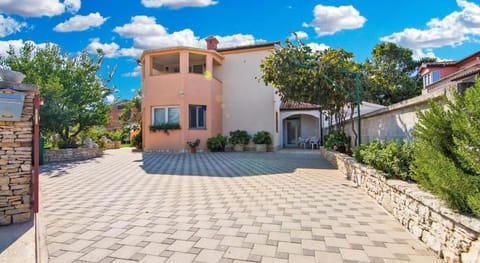 Apartment 1985 Apartment in Fažana