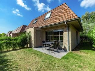 Relaxing Holiday Home in Adinkerke with Fenced Garden Vacation rental in De Panne