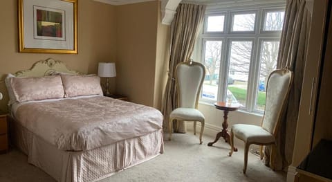 Entire Seaside Home, Sleeps 8, All en-suite rooms Vacation rental in Wallasey