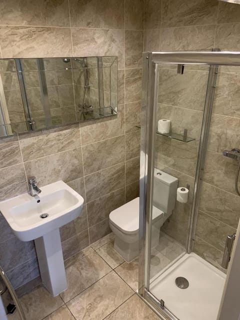 Entire Seaside Home, Sleeps 8, All en-suite rooms Vacation rental in Wallasey