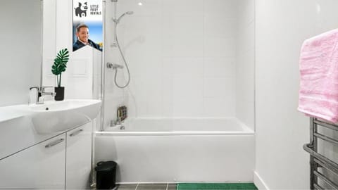 1 Bedroom Penthouse Apartment By Littlepiggyrentals Short Lets & Serviced Accommodation Stevenage With Balcony & Fast WiFi Apartment in Stevenage