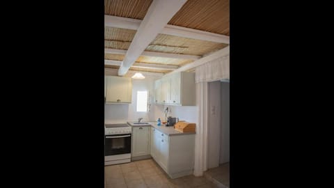 Cozy studio for 2 guests with 1 child or 3 adults - walking distance to beach Apartment in Paros, Greece