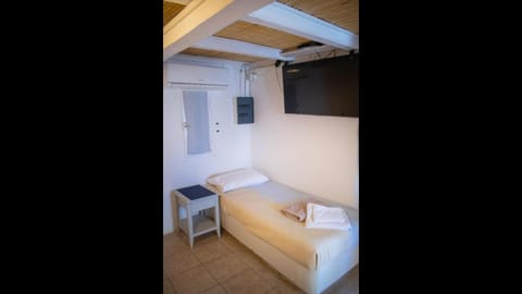 Cozy studio for 2 guests with 1 child or 3 adults - walking distance to beach Apartment in Paros, Greece