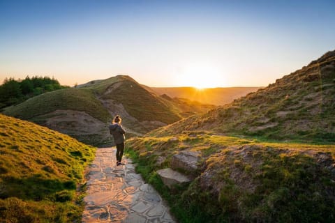 Become Wild, Edale Hotel in Edale