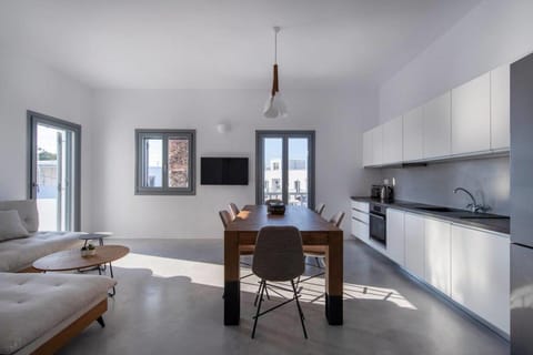 Parikia's Crossroad 3 Bedroom House Apartment in Paros