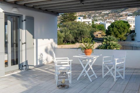 Parikia's Crossroad 3 Bedroom House Apartment in Paros