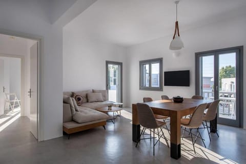 Parikia's Crossroad 3 Bedroom House Apartment in Paros