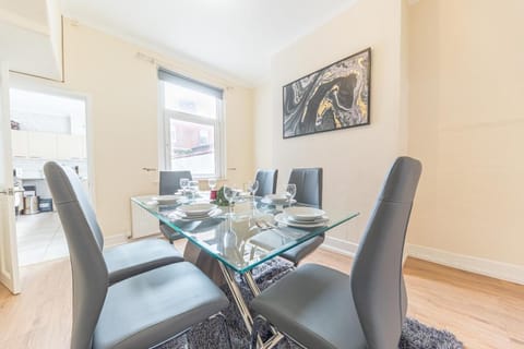 KING BED♡  LUXURY CITY CENTRE HOUSE Vacation rental in Barrow-in-Furness