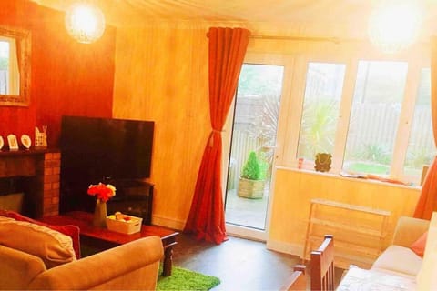 Three Bedrooms House with Garden and Free Parking  Apartment in Newcastle upon Tyne