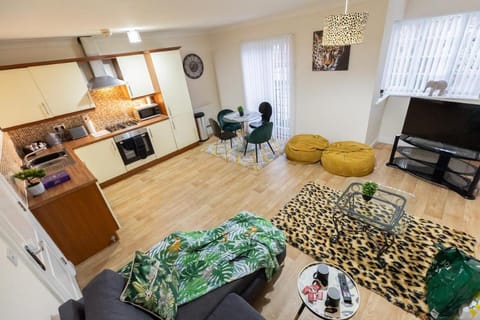 Leopard in the Green 2 bed. Sleeps 4.WiFi,Smart TV Apartment in Warrington