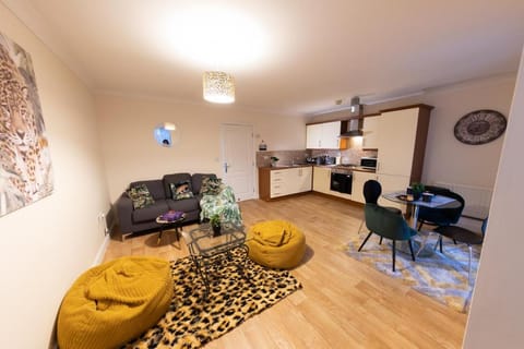 Leopard in the Green 2 bed. Sleeps 4.WiFi,Smart TV Apartment in Warrington
