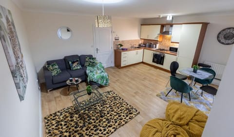 Leopard in the Green 2 bed. Sleeps 4.WiFi,Smart TV Apartment in Warrington