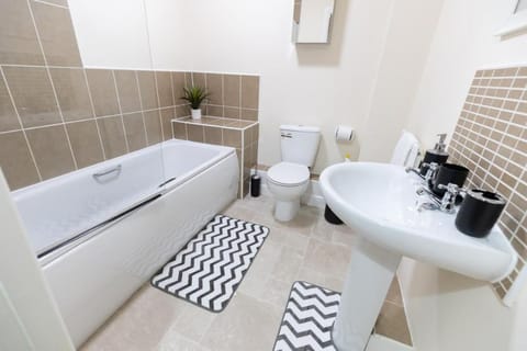 Leopard in the Green 2 bed. Sleeps 4.WiFi,Smart TV Apartment in Warrington