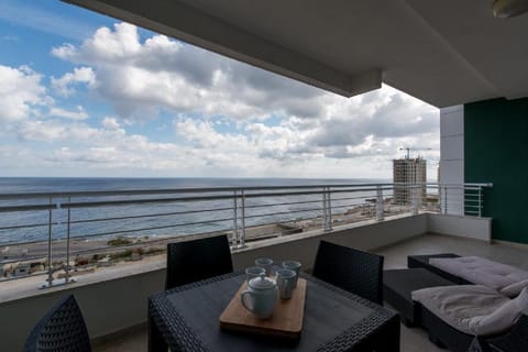 SEAVIEW APART IN FORT CAMBRIDGE with POOL Apartment in Sliema