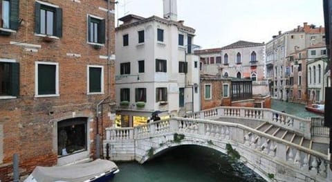 Ca' Dei Nomboli Canal View Apartment in San Marco