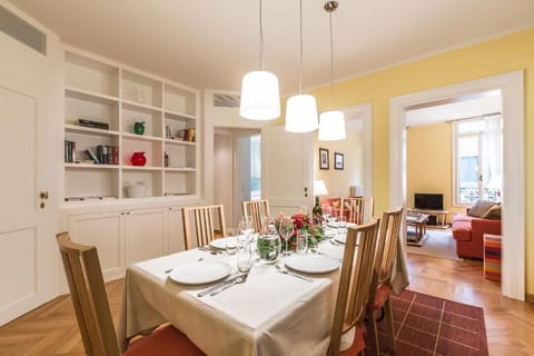 Ca' Dei Nomboli Canal View Apartment in San Marco