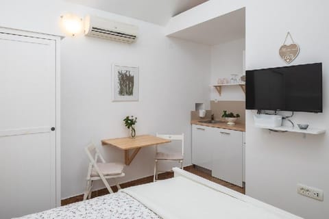 Agroturizam Perica - Double room Rose in NP Krka Apartment in Šibenik-Knin County, Croatia