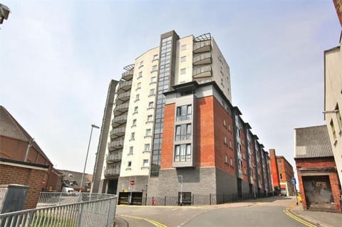 Central 3 Bedroom Apartment with Parking & Balcony Apartment in Northampton