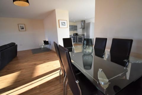 Central 3 Bedroom Apartment with Parking & Balcony Apartment in Northampton