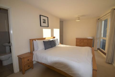 Central 3 Bedroom Apartment with Parking & Balcony Apartment in Northampton