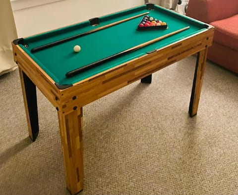 Entire house - 1 Bedroom Pet Friendly Apt Wd Free Wifi, Parking, Netflix Pool Table Sleeps 3 Apartment in Scotland