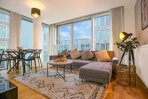 Carnegie Apartment - City Centre - Free Parking Apartment in Milton Keynes