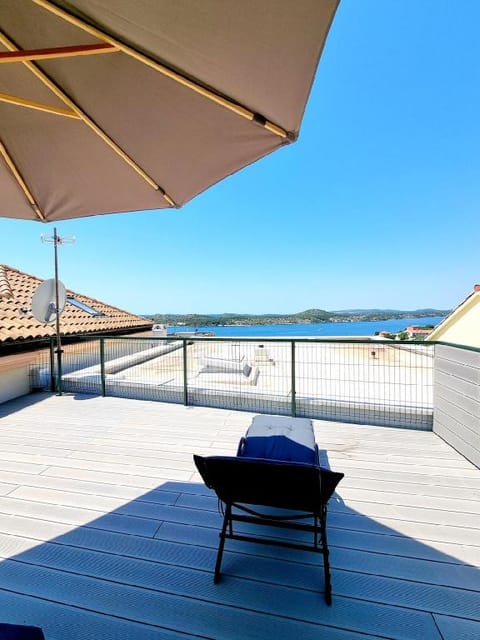 Casa Alisa ★ 4 BR with Jacuzzi,Terrace & Parking ★ Apartment in Šibenik