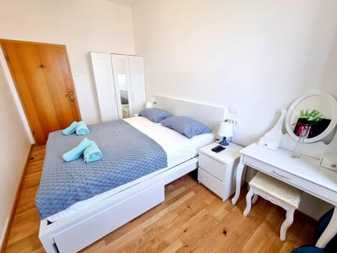 Casa Alisa ★ 4 BR with Jacuzzi,Terrace & Parking ★ Apartment in Šibenik