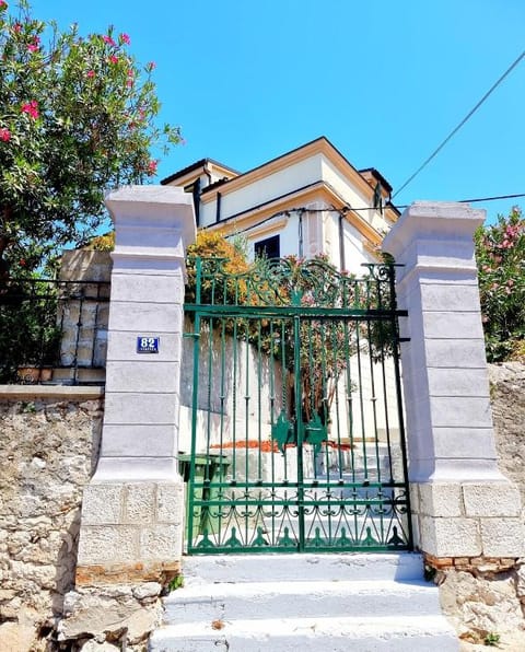 Casa Alisa ★ 4 BR with Jacuzzi,Terrace & Parking ★ Apartment in Šibenik