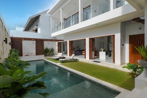 Cosy and Luxurious Villa Sentosa Seminyak Villa in Kuta