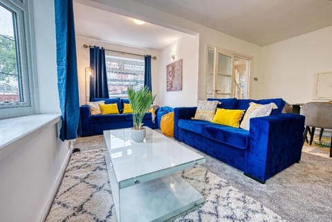 Modern 3 Bedroom 2 Bath House with Parking Vacation rental in Walsall