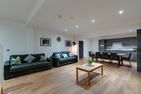 Lord Street Spacious Modern 17 Sleeper Apartment Apartment in Liverpool