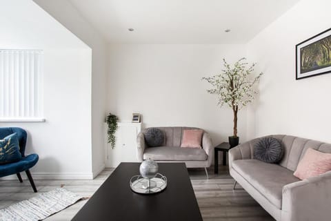 Fully Refurbished North Belfast Home 2 Vacation rental in Belfast