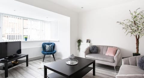 Fully Refurbished North Belfast Home 2 Vacation rental in Belfast