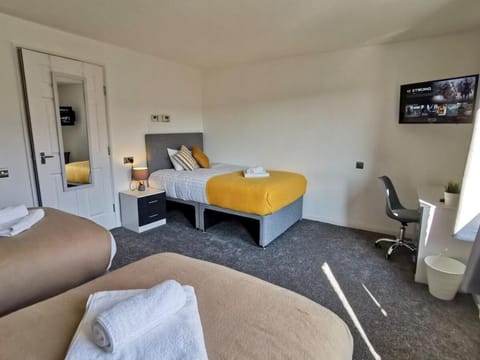 Six(6)-bedroom Contractor House ★ 9Beds ★ Netflix  Vacation rental in Huntingdonshire District