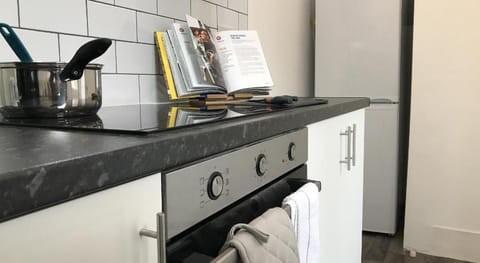 Bright Spacious 3-bed with office & patio, Preston Apartment in Preston