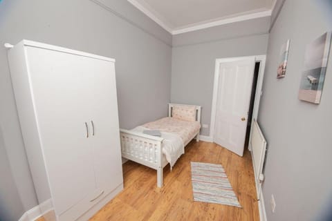 2 BDR Apt At Caledonia Luxe Stays Short Lets & Serviced Accommodation Apartment in Scotland