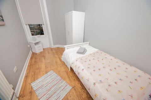 2 BDR Apt At Caledonia Luxe Stays Short Lets & Serviced Accommodation Apartment in Scotland