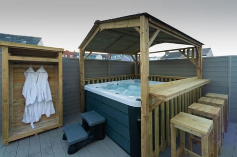 THE BELLS hot tub on private terrace Apartments Apartment in Blackpool