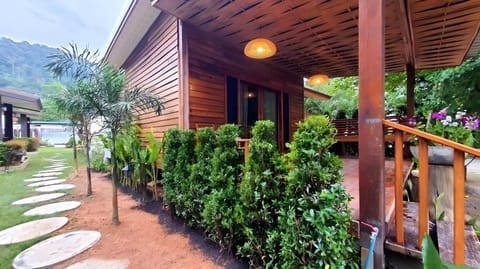 Coconut Lanta Resort @Klong Dow beach Hotel in Sala Dan