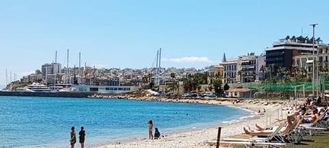 Lovely two-bedroom apartment 5 min from the beach. Apartment in Pireas